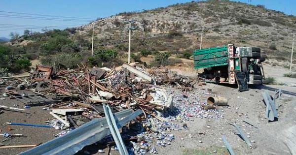 Vuelca Tr Iler Cargado Con Chatarra En La Carretera A Rioverde