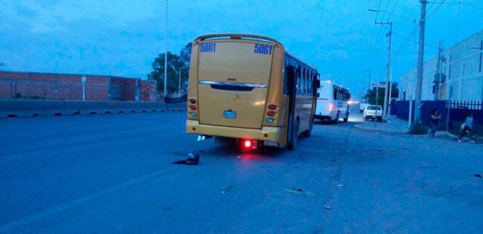 Motociclista choca contra un camión urbano