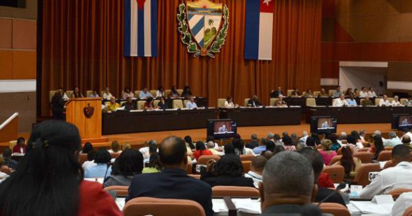 Cuba inicia proceso para reformar su Constitución