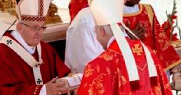 Arzobispo Carlos Aguiar Recibe Palio Del Papa Francisco