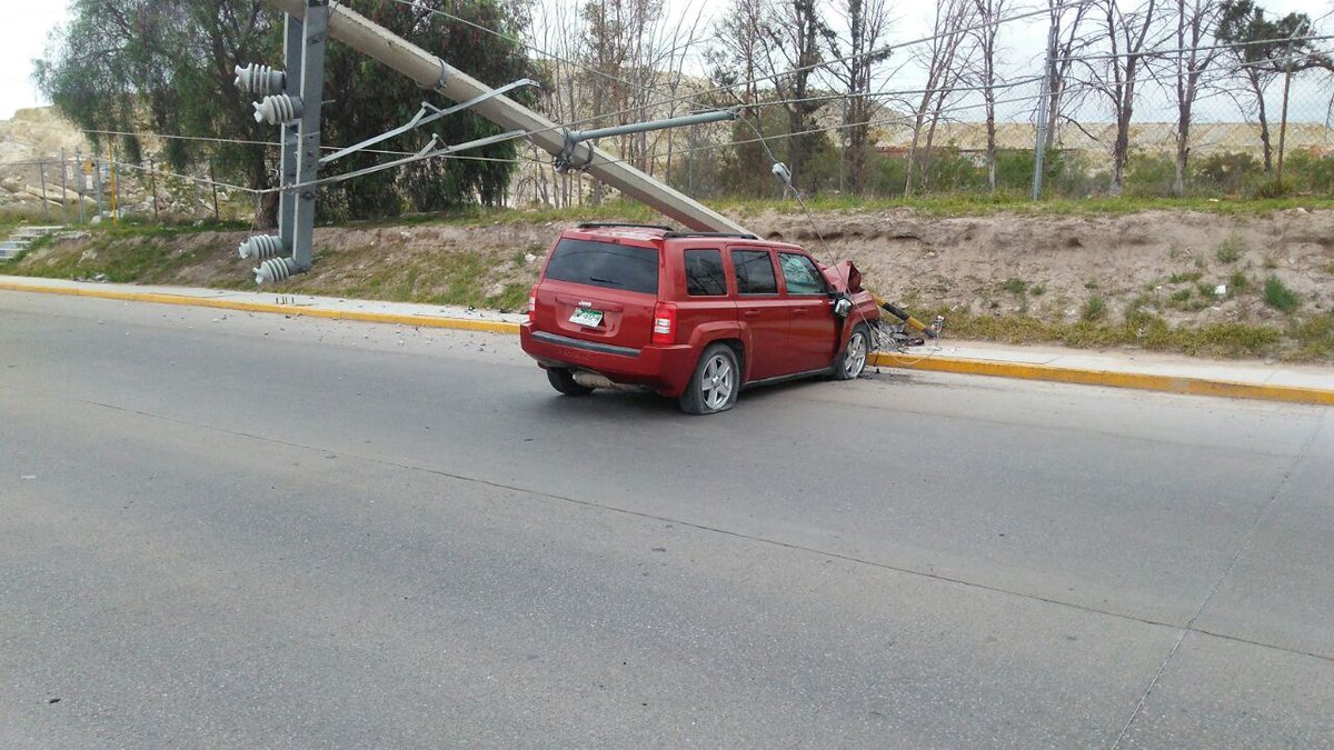 Camioneta Derriba Poste De Luz En El Bulevar Espa Ita