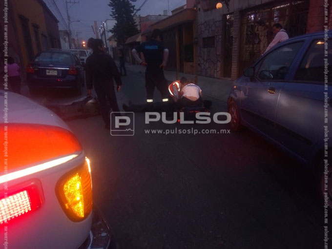 Autom Vil Impacta A Motociclista En Calle Del Barrio De Santiago