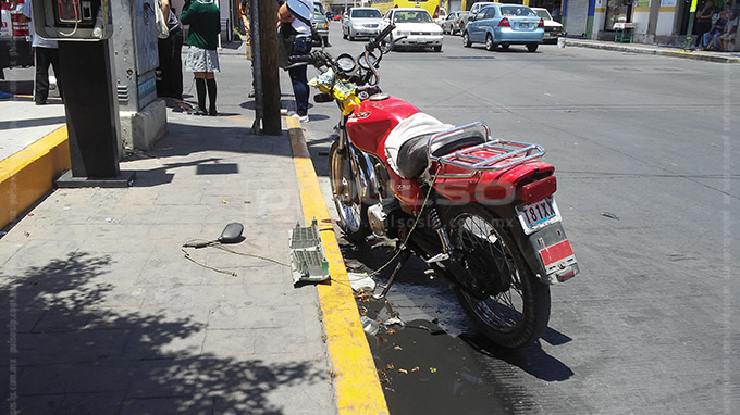 Choque Entre Una Motocicleta Y Un Taxi Deja Dos Lesionados