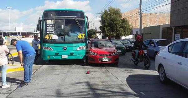 Chofer de camión urbano choca contra vehículo en Capitán Caldera