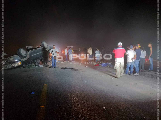 Un muerto y cinco heridos en volcadura FOTOGALERÍA