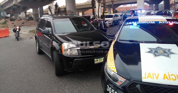 Ebrio choca contra una patrulla en el distribuidor Juárez FOTOGALERÍA