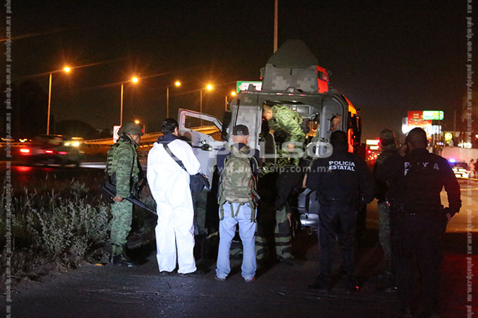 Localizan cuerpo en cajuela de un carro en carretera 57 FOTOGALERÍA