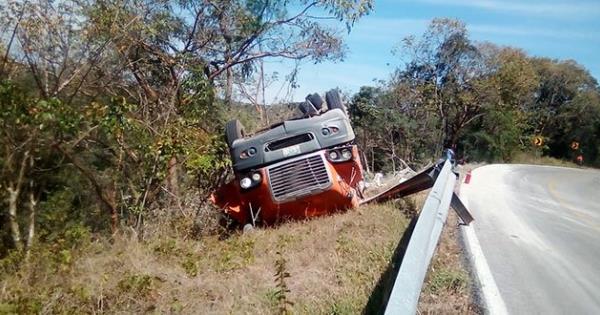 Tr Iler Cae A Barranco En Autopista Valles Ray N Muere El Chofer