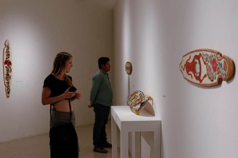 Artesanos Mexicanos Plasman Su Arte En Tenis Y En Tablas De Patinaje