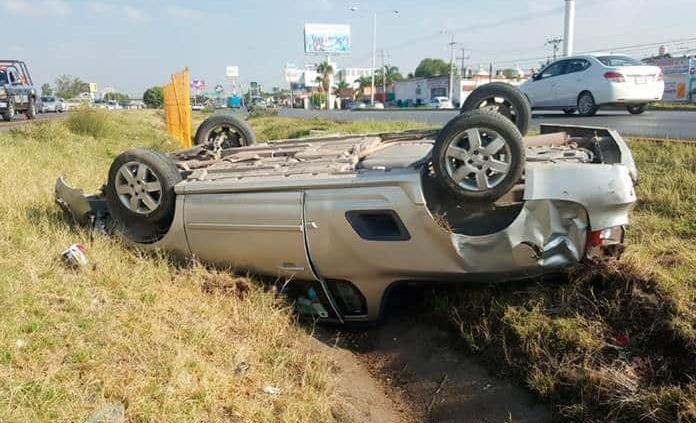 Conductora Pierde El Control Y Vuelca En La