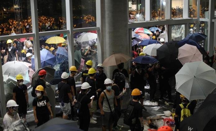 Policías y manifestantes opositores se enfrentan en Hong Kong