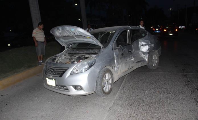 Camioneta choca contra un vehículo y mujer queda prensada