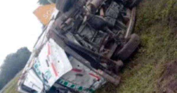 Vuelca Ambulancia Del Imss En Carretera