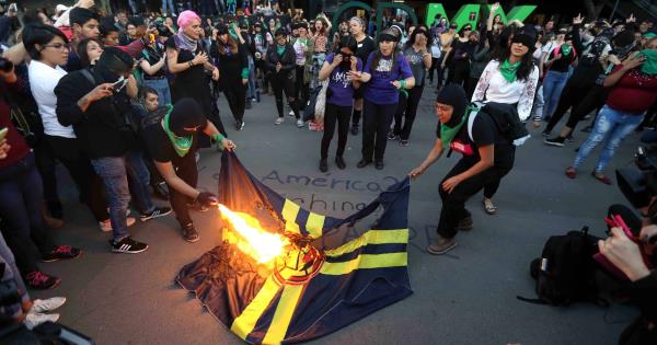 FOTOGALERÍA Feministas queman bandera del América tras burlas de Un