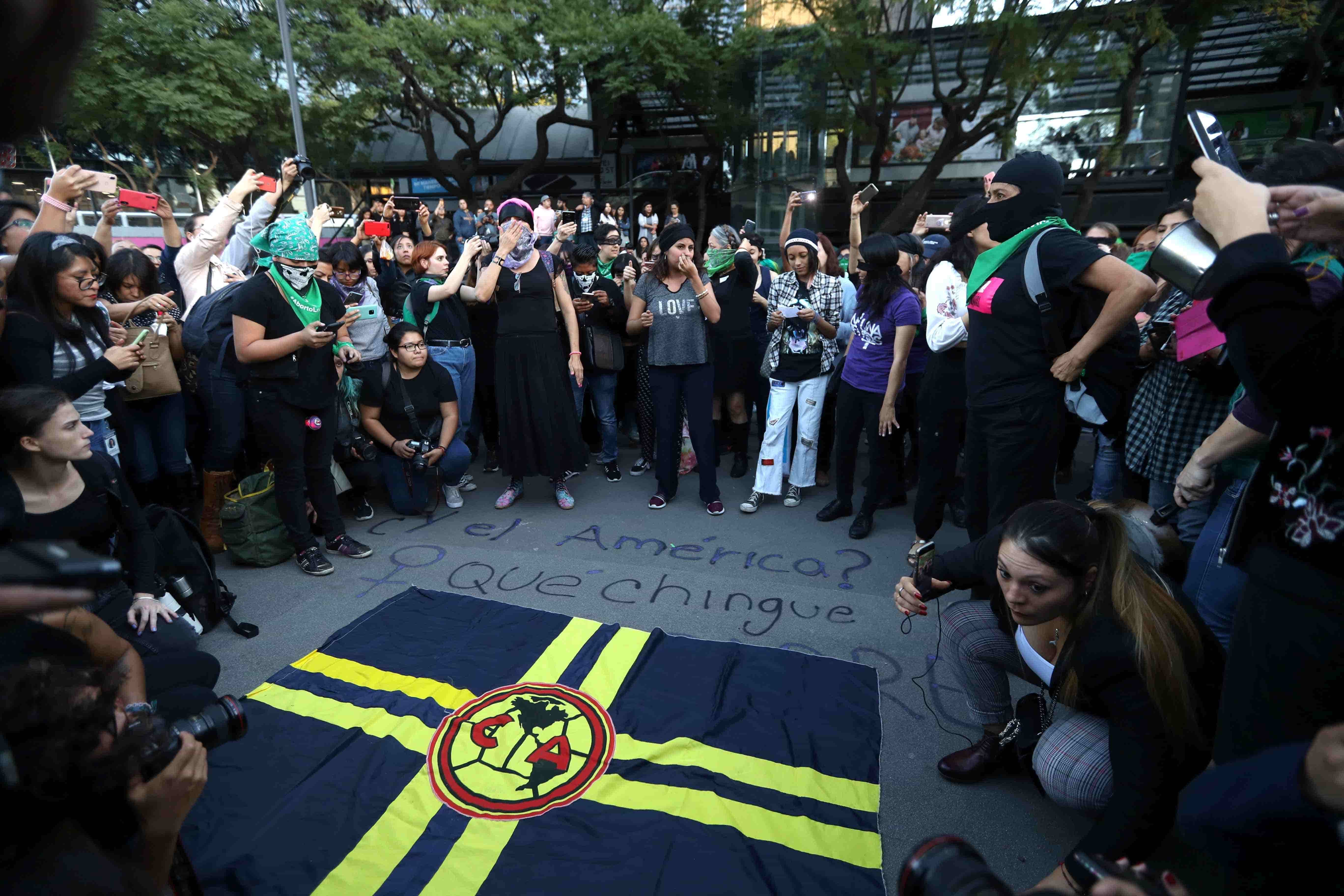 Fotogaler A Feministas Queman Bandera Del Am Rica Tras Burlas De Un