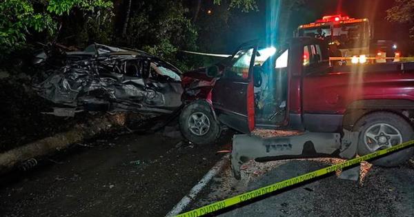 Dos hombres mueren prensados en un accidente automovilístico en Valles