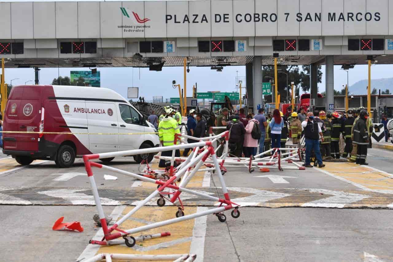 Tr Iler Se Impacta Contra Casetas De Cobro En Autopista M Xico Puebla