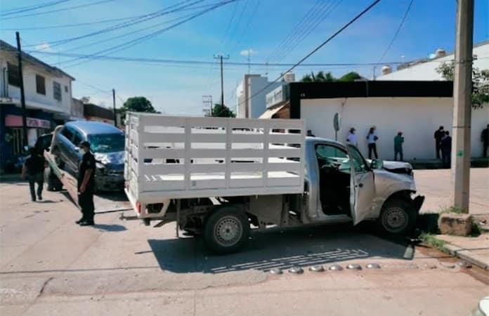 Aparatoso Choque Entre Un Auto Y Una Camioneta