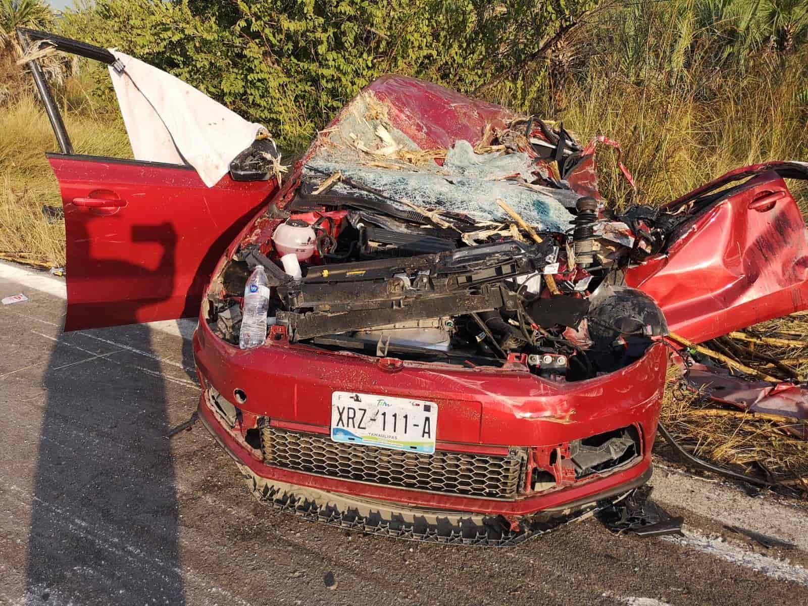 Familia casi muere aplastada por camión cañero en la carretera Valles Mante