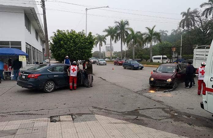 Colisionan dos vehículos conductoras salen ilesas