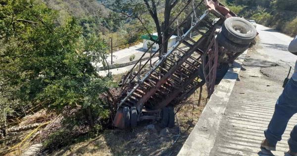 Vuelca remolque de camión cañero en la carretera Valles Naranjo