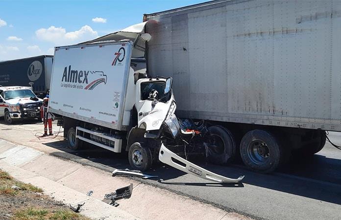 Muere chofer prensado al chocar contra tráiler