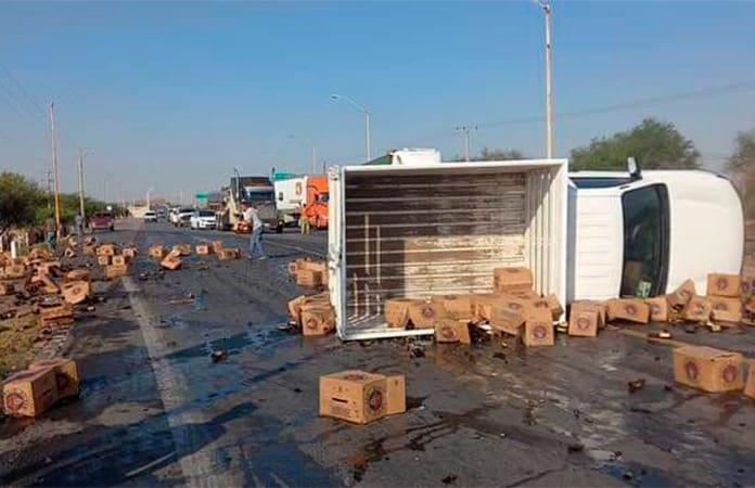 Vuelca Camioneta Cargada Con Cartones De Cerveza