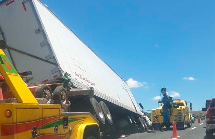 Tráiler accidentado interrumpe tránsito en la carretera 57