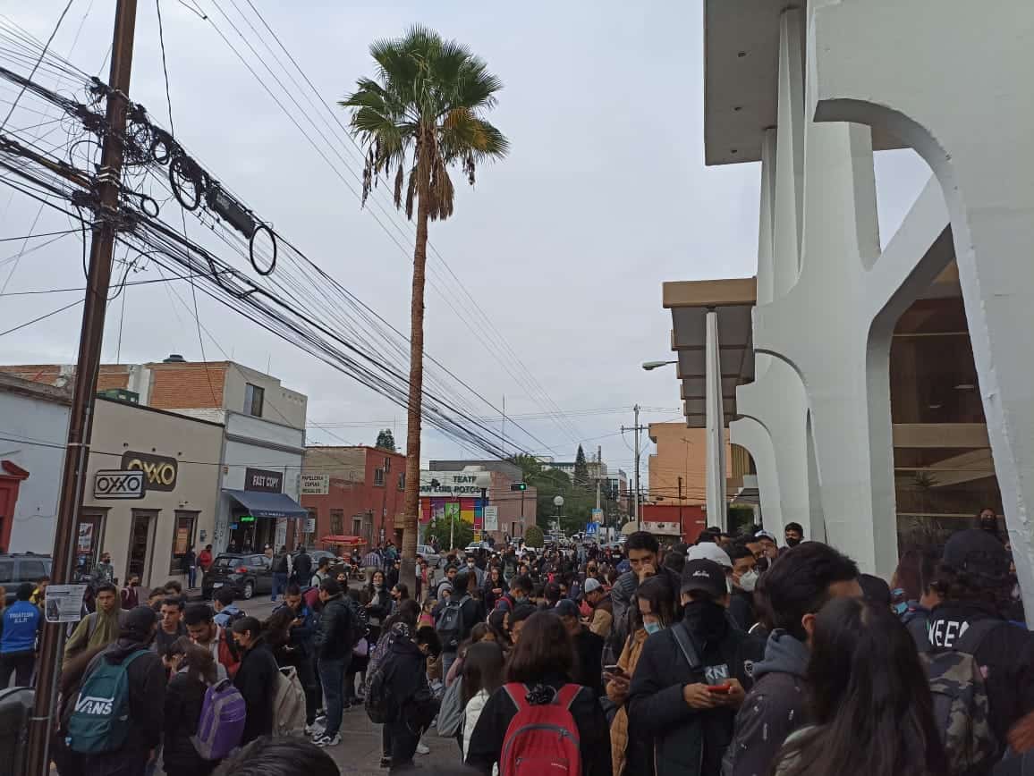 Estudiantes De La Facultad De Derecho Cierran Vialidades Exigen