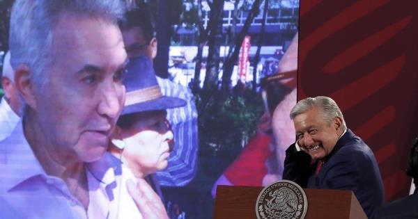 AMLO califica marcha en favor del INE como un striptease político