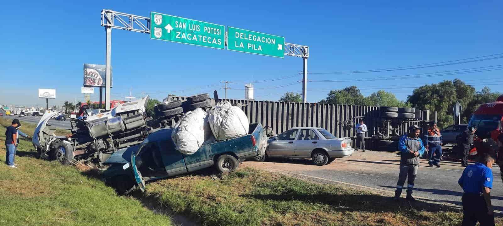 Chocan Tres Unidades Contra Un Tr Iler Volcado En La Carretera A M Xico