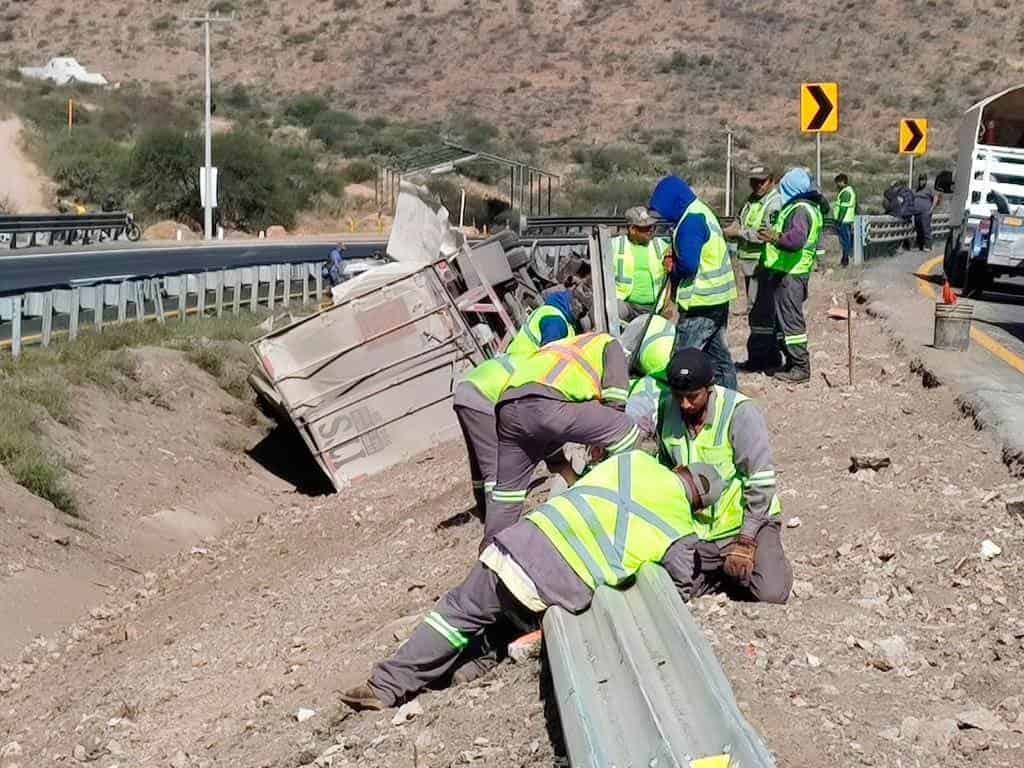 Un Lesionado Al Volcar Un Tr Iler En La Carretera