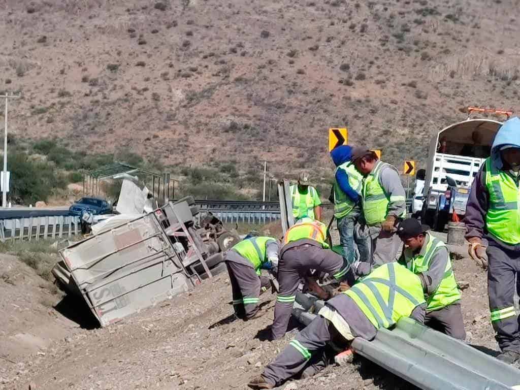 Un lesionado al volcar un tráiler en la carretera 57