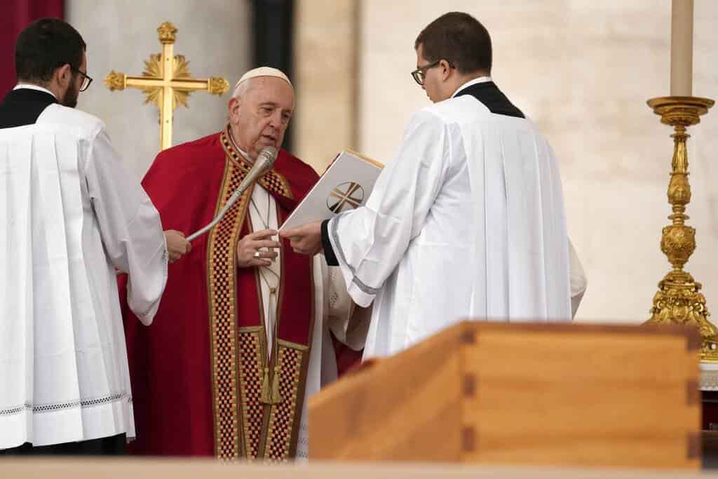 Benedicto Xvi El Papa Sabio Es Despedido Por Francisco Ante Miles De