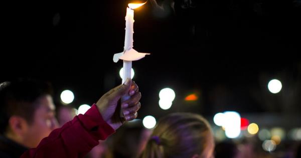 Niño de 6 años que disparó a maestra amenazó con incendiar a doce