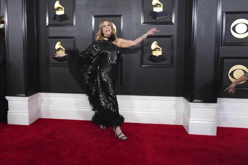 Personalidades Desfilan Por La Alfombra Roja De Los Premios Grammy