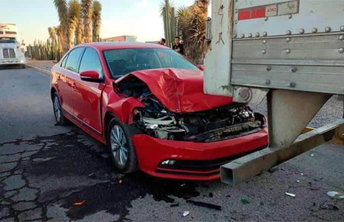 Automóvil se destroza al chocar contra tráiler