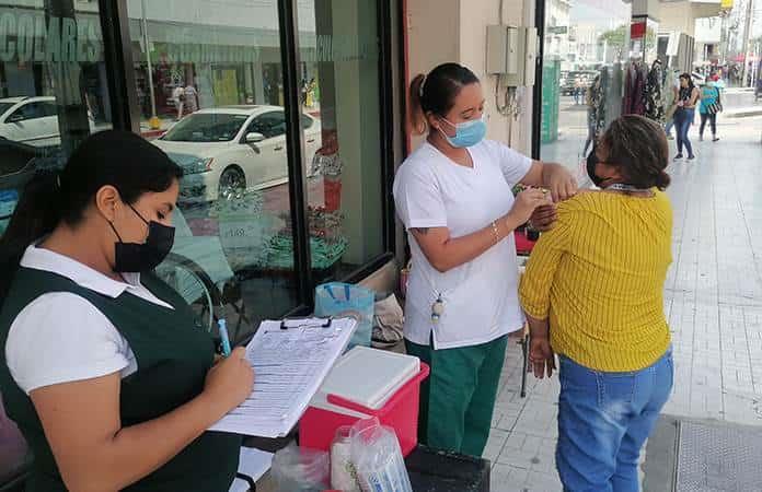 Instalan módulo de vacunación en calle Hidalgo