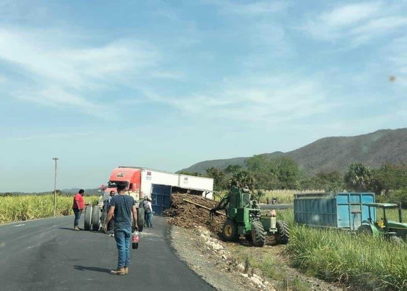 Vuelca remolque de camión cañero en la carretera Valles Naranjo