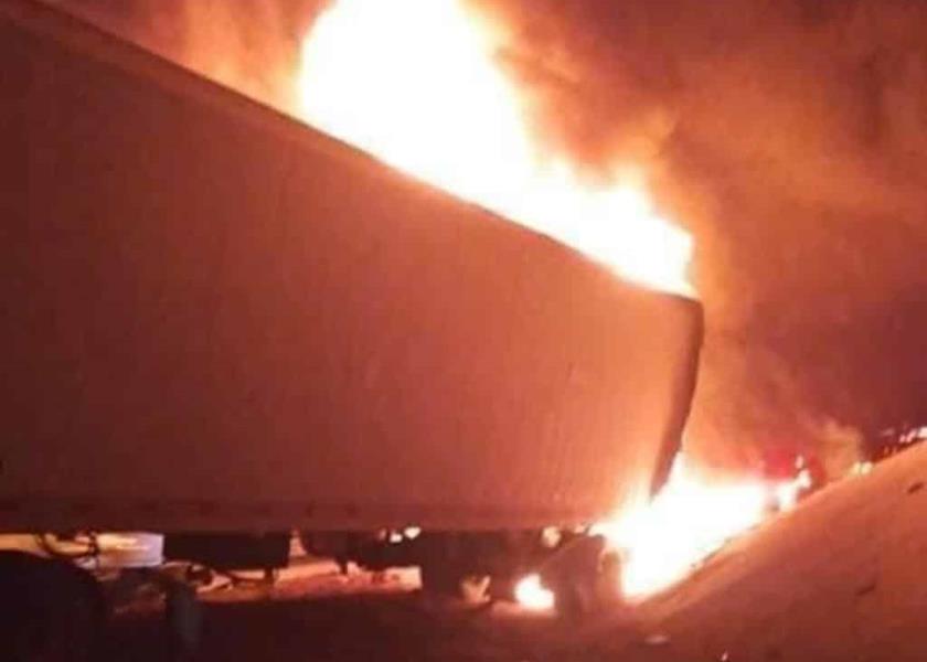 Dos personas lesionadas y un tráiler incendiado en choque en el