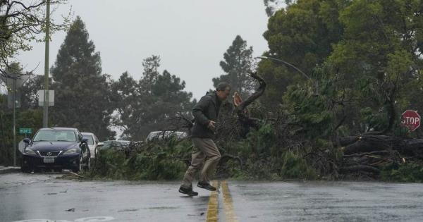 Nueva Tormenta En California Deja Muertos Y Miles Bajo Orden De