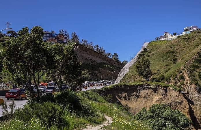 Caos por enorme socavón en Tijuana