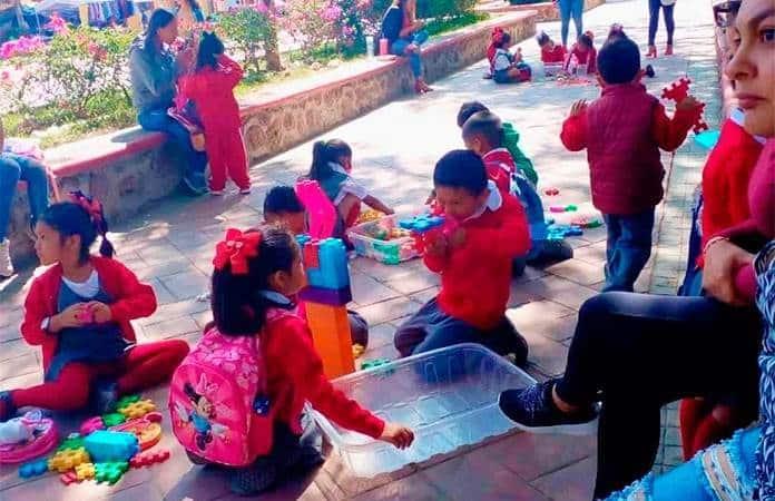 Ni Os De Kinder Toman Las Clases Al Aire Libre