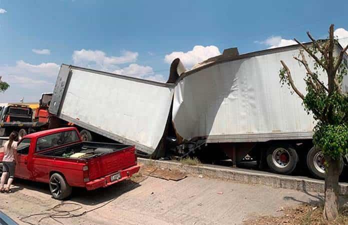 Caja de tráiler se parte en dos y para el tráfico