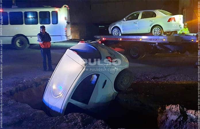 Conductor Sale Ileso Tras Caer Con Su Auto A Una Zanja De Las Obras En