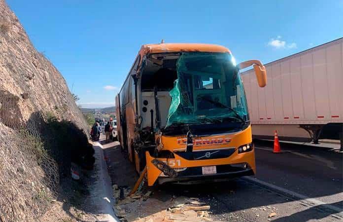 Chocan autobús y un tráiler en el Libramiento Oriente