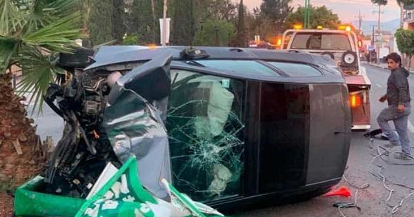 Abandonan vehículo tras choque volcadura