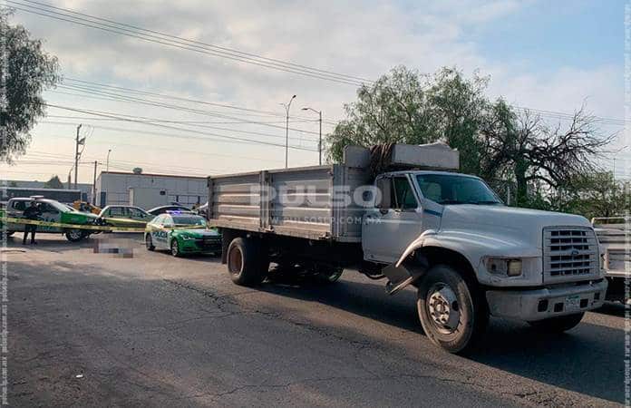 Muere motociclista al ser arrollado por camión