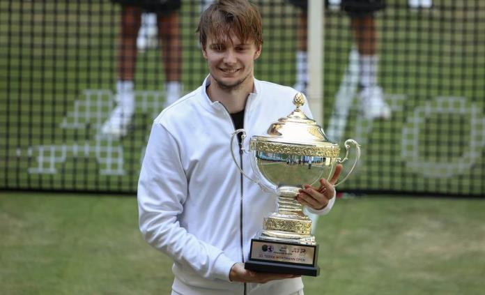 Bublik sorprende a Rublev y se alza con el título del Abierto de Halle