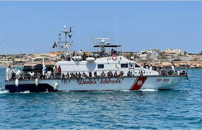 Más de 2 000 migrantes han llegado a la isla italiana de Lampedusa en